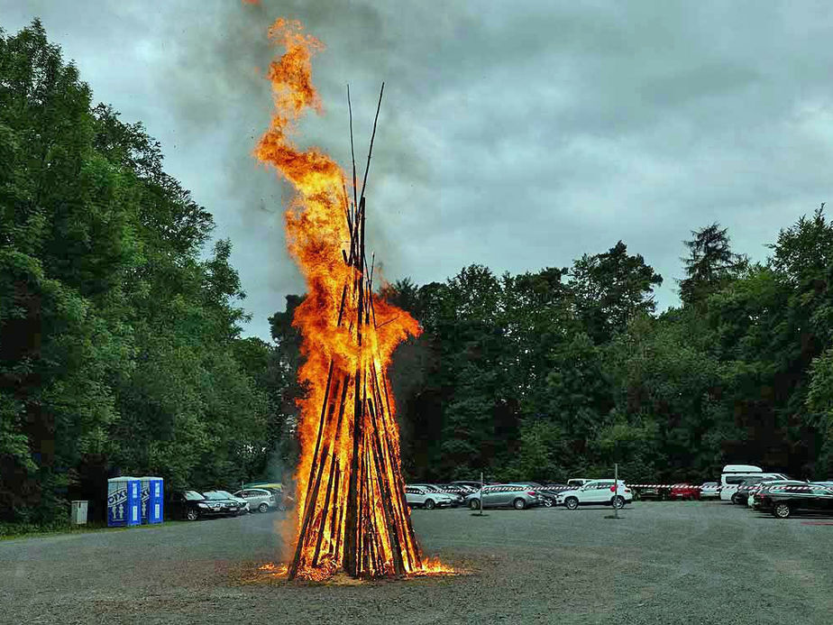 Entzünden des Johannifeuers (Foto: Karl-Franz Thiede)